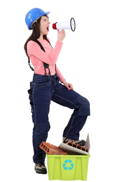 Kvinnliga byggarbetare med en megafon — Stockfoto