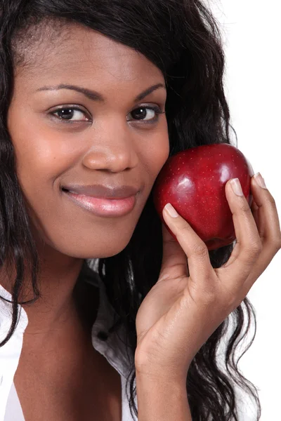 Femme noire avec une pomme — Photo