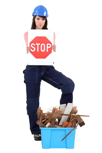 Κορίτσι με ασφάλεια κράνος που κρατάει πινακίδα stop — Φωτογραφία Αρχείου