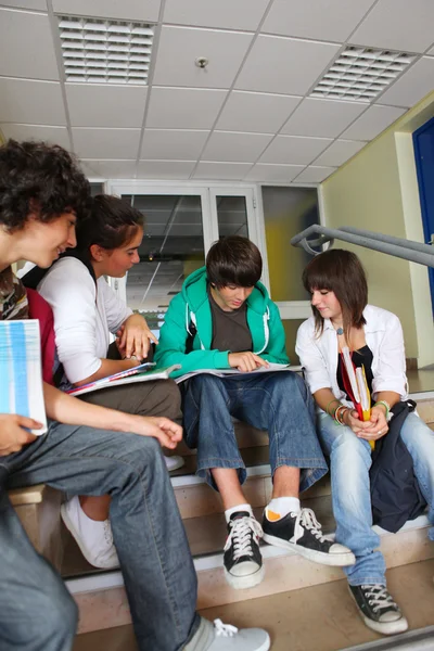 Adolescentes sentados nos degraus da escola — Fotografia de Stock