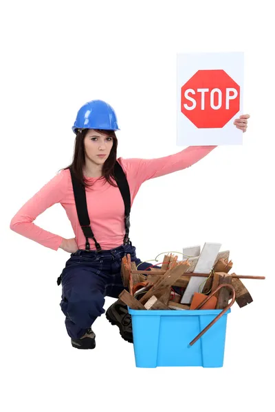 Kadın inşaat işçisi çöp karşı kampanya. — Stok fotoğraf