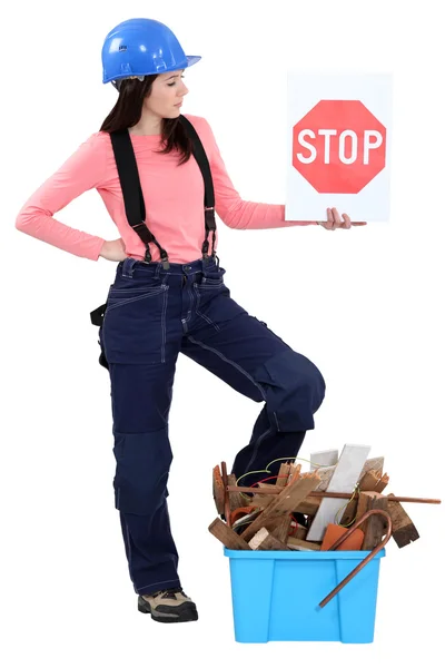 Vrouw met doos met puin en stopbord — Stockfoto