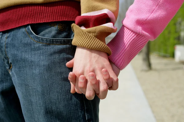 Fechar-se de um casal de mãos dadas — Fotografia de Stock
