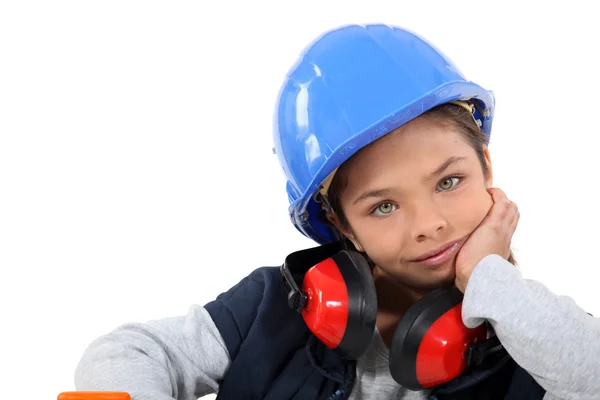 Klein meisje gekleed als bouwvakker — Stockfoto