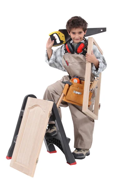 Genç çocuk bir marangoz gibi davranarak — Stok fotoğraf