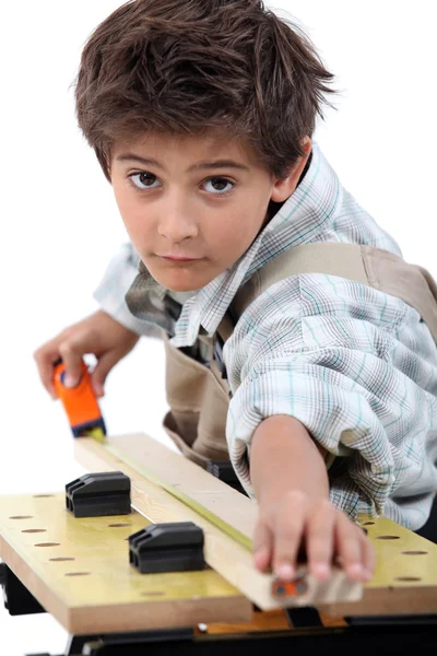 Μικρό αγόρι που προσποιείται ότι είναι ξυλουργός — Φωτογραφία Αρχείου