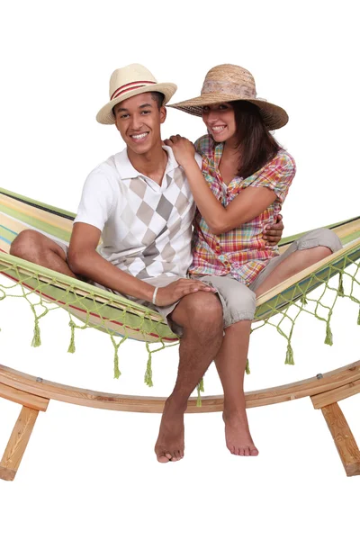 Les adolescents assis dans un hamac — Photo