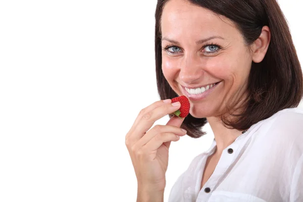女性の持ち株のイチゴ — ストック写真