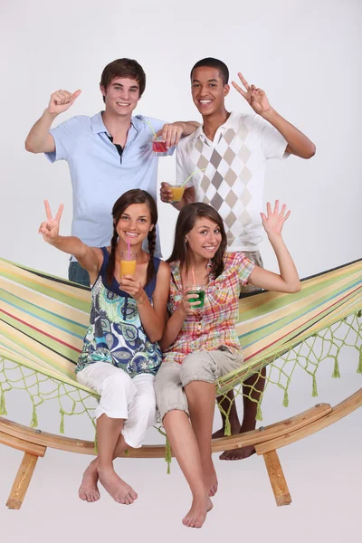 Two couples with hammock — Stock Photo, Image