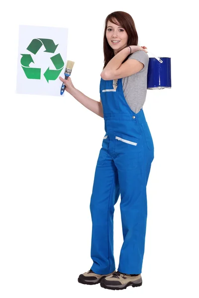 Pintor segurando o símbolo de reciclagem — Fotografia de Stock