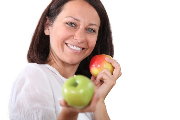 Retrato de uma mulher com maçãs — Fotografia de Stock