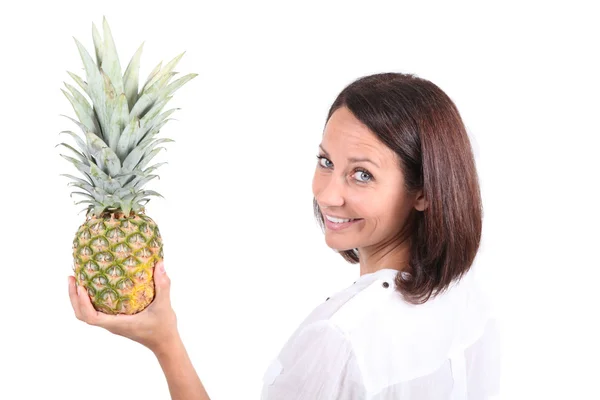 Портрет женщины, держащей ананас — стоковое фото