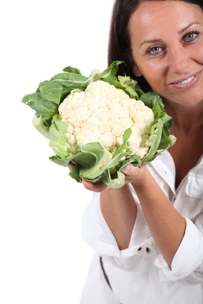 Женщина держит цветную капусту — стоковое фото