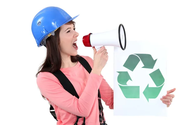 Uma trabalhadora da construção que promove a reciclagem . — Fotografia de Stock