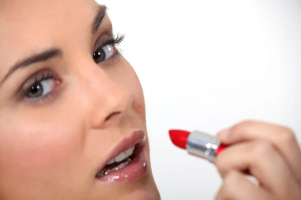 Mujer aplicando lápiz labial —  Fotos de Stock