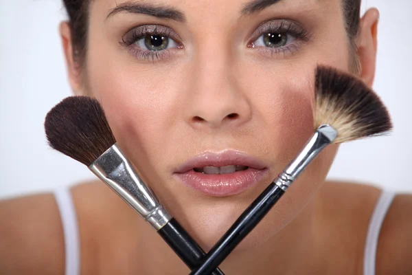 Fechar-se de uma mulher com pincéis de maquiagem — Fotografia de Stock