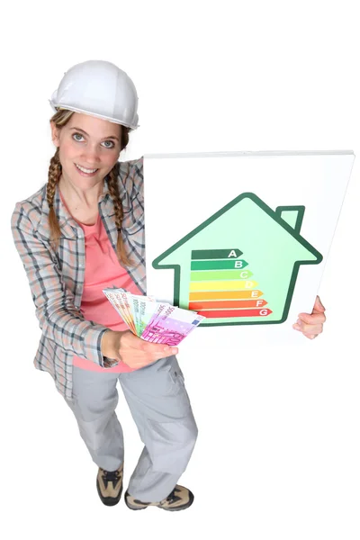 Craftswoman drží značku spotřeby energie — Stock fotografie