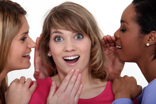 Trzy dziewczyny plotkować — Zdjęcie stockowe