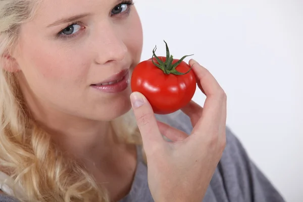 Frau isst eine Tomate — Stockfoto