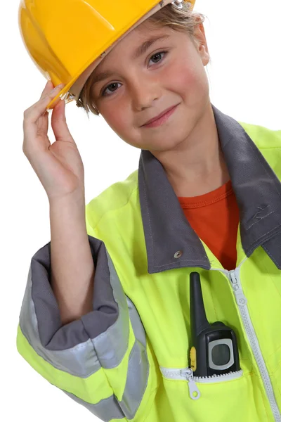 Маленькая девочка, одетая в строительный костюм — стоковое фото
