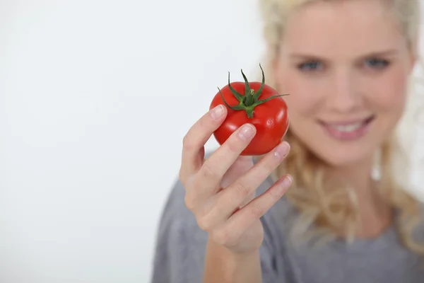 Жінка тримає помідор — стокове фото