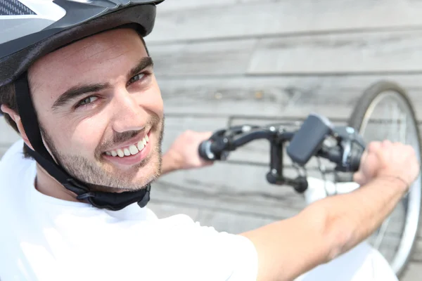若い男が自転車に乗る — ストック写真