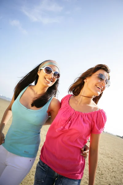 Twee vrouwelijke vrienden op het strand — Stockfoto