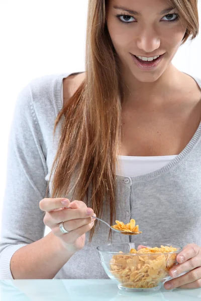 穀物を食べる若い女性 — ストック写真