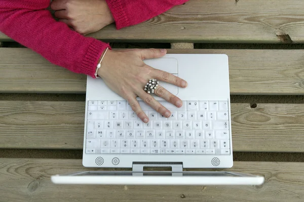 Kadın eli bir laptop — Stok fotoğraf