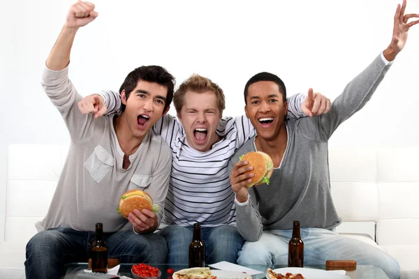 Friends watching a football game together — Stock Photo, Image