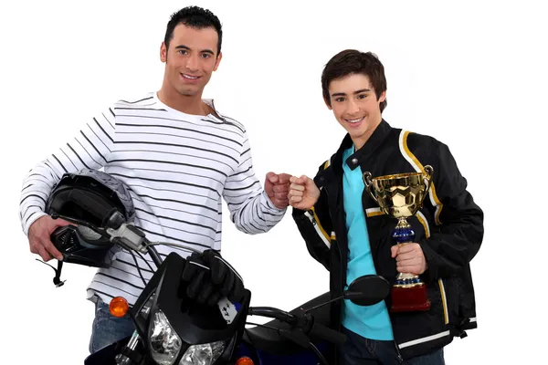 Pai parabenizando filho com vitória motocross — Fotografia de Stock