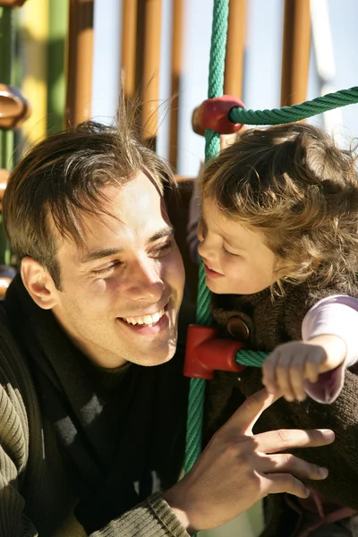 Pai e filha num parque infantil — Fotografia de Stock