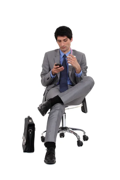 Biznesmen przy użyciu telefon — Zdjęcie stockowe