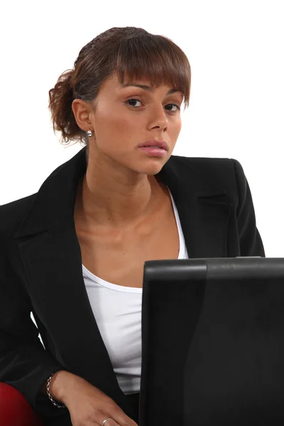 坐在笔记本电脑前的女人肖像 — 图库照片