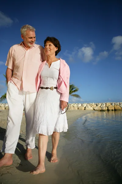 Senior par promenader på stranden — Stockfoto
