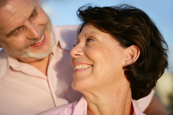 Kärleksfull äldre par i solskenet — Stockfoto