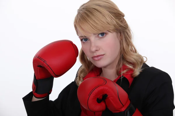 Una donna d'affari con i guanti da boxe . — Foto Stock