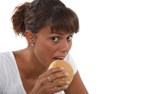 Γυναίκα τρώει χάμπουργκερ — Φωτογραφία Αρχείου
