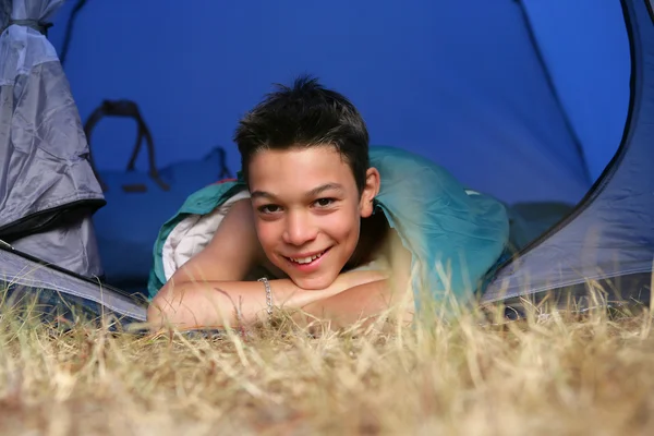 Kleine jongen in een tent te leggen — Stockfoto
