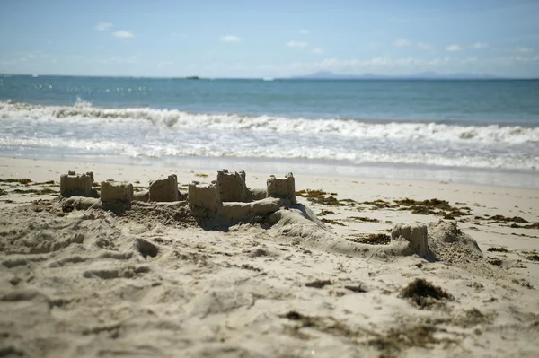 Castelos de areia em uma praia — Fotografia de Stock