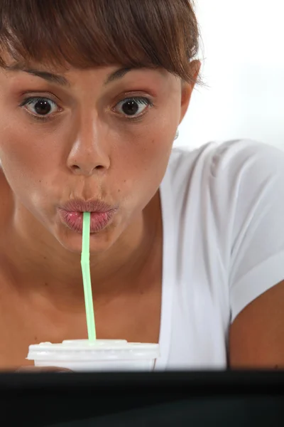 Ausdrucksstarke Frau bei einem Drink mit einem Strohhalm — Stockfoto