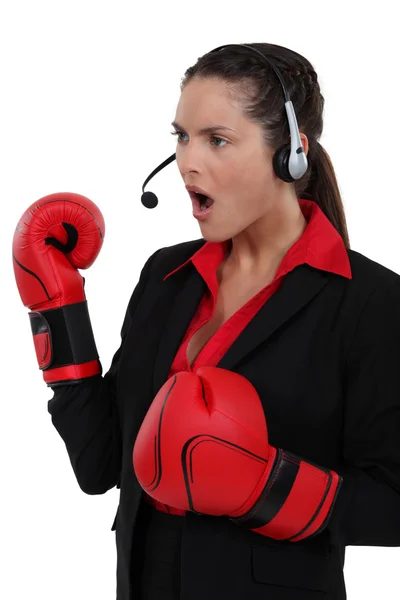 Eine Geschäftsfrau mit Boxhandschuhen an. — Stockfoto