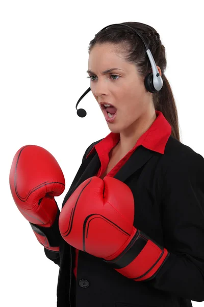 Callcenter-Mitarbeiterin trägt Boxhandschuhe — Stockfoto