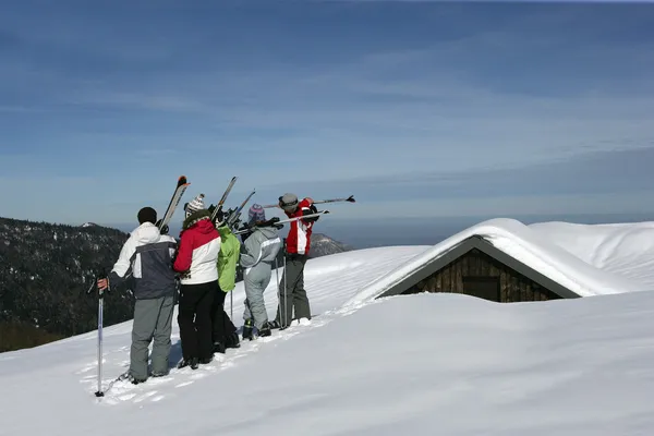 Groep tieners in sneeuw vakantie — Stockfoto
