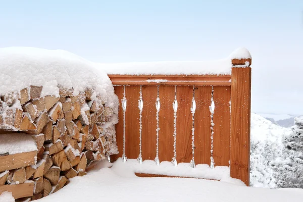 Sneeuw overdekte hek — Stockfoto