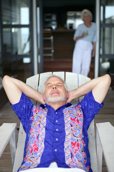 Hombre mayor relajándose en una veranda — Foto de Stock