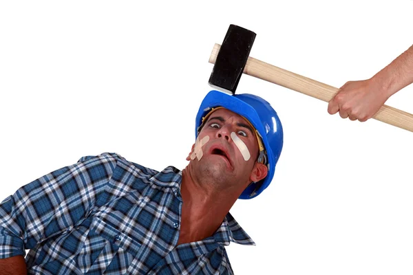 Un homme frappé à la tête par un marteau — Photo