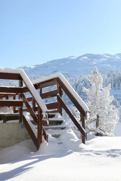 Snöiga steg till en trä stuga — Stockfoto