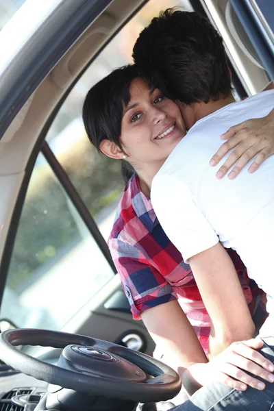 Abraçando casal no carro — Fotografia de Stock