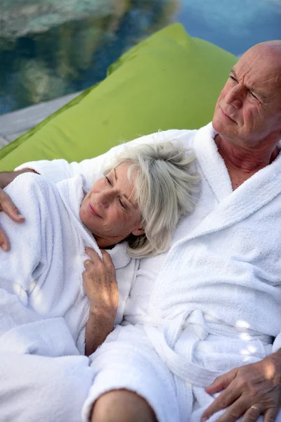 Seniorenpaar lümmelt in Bademänteln — Stockfoto
